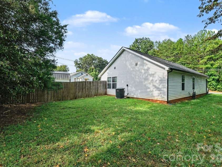 211 Mccurdy Avenue, Albemarle, NC 28001.  MLS# CAR4426919, YatesRealty ID 52314. 