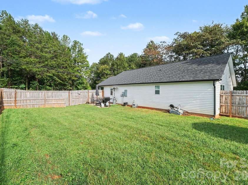 211 Mccurdy Avenue, Albemarle, NC 28001.  MLS# CAR4426919, YatesRealty ID 52314. 