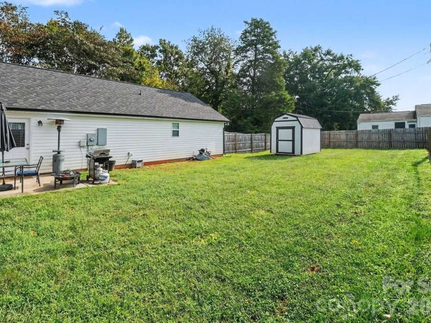 211 Mccurdy Avenue, Albemarle, NC 28001.  MLS# CAR4426919, YatesRealty ID 52314. 