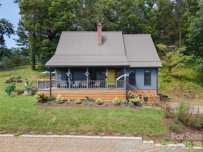 641 Scruggs Circle, Canton, NC 28716.  MLS# CAR4427265, YatesRealty ID 52320. 