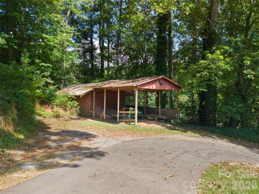 641 Scruggs Circle, Canton, NC 28716.  MLS# CAR4427265, YatesRealty ID 52320. 