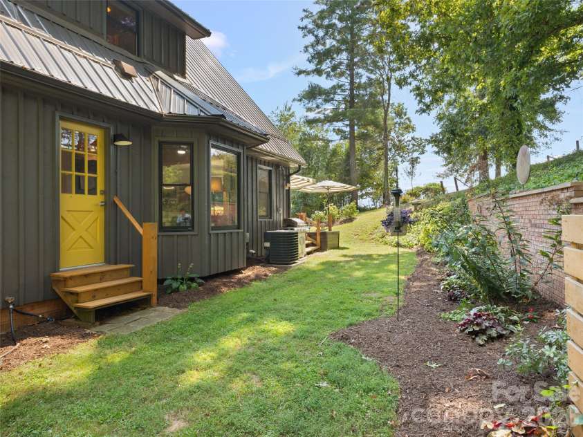 641 Scruggs Circle, Canton, NC 28716.  MLS# CAR4427265, YatesRealty ID 52320. 