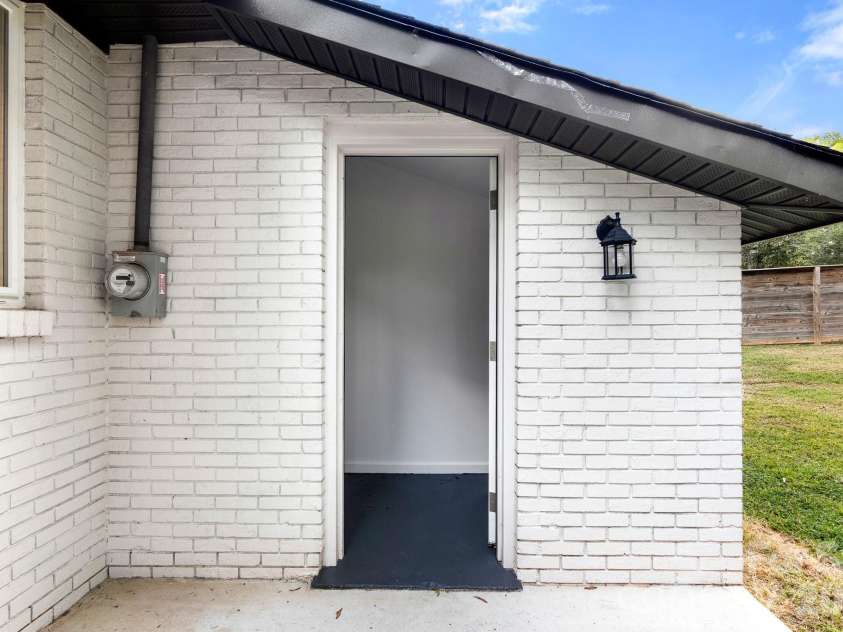 2427 Carrington Court, Charlotte, NC 28208.  MLS# CAR4426258, YatesRealty ID 52332. 