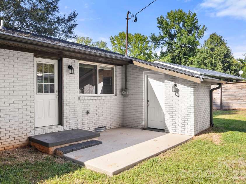 2427 Carrington Court, Charlotte, NC 28208.  MLS# CAR4426258, YatesRealty ID 52332. 