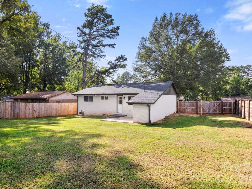 2427 Carrington Court, Charlotte, NC 28208.  MLS# CAR4426258, YatesRealty ID 52332. 