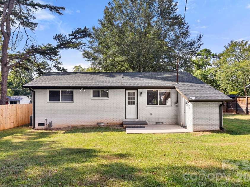 2427 Carrington Court, Charlotte, NC 28208.  MLS# CAR4426258, YatesRealty ID 52332. 