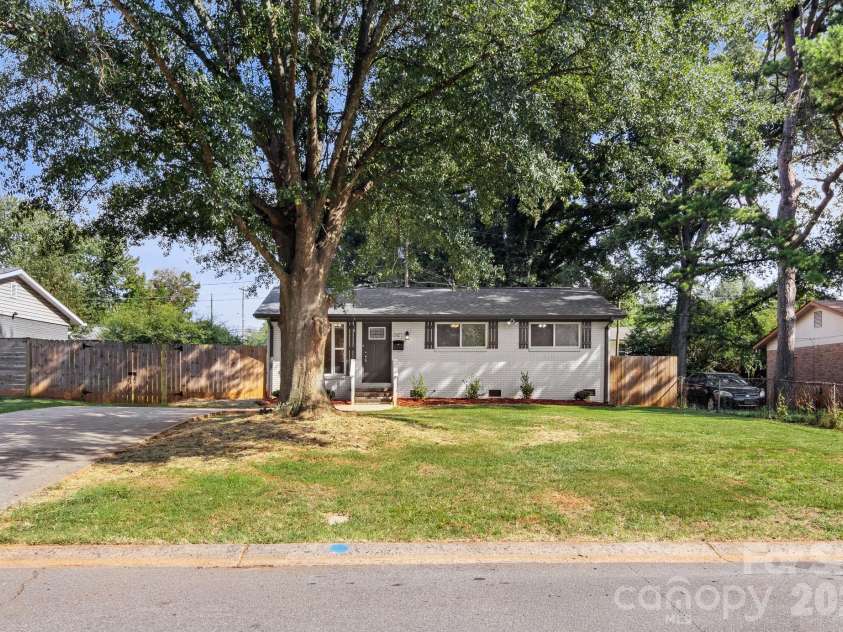 2427 Carrington Court, Charlotte, NC 28208.  MLS# CAR4426258, YatesRealty ID 52332. 