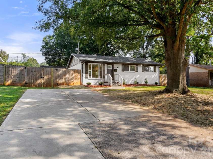 2427 Carrington Court, Charlotte, NC 28208.  MLS# CAR4426258, YatesRealty ID 52332. 