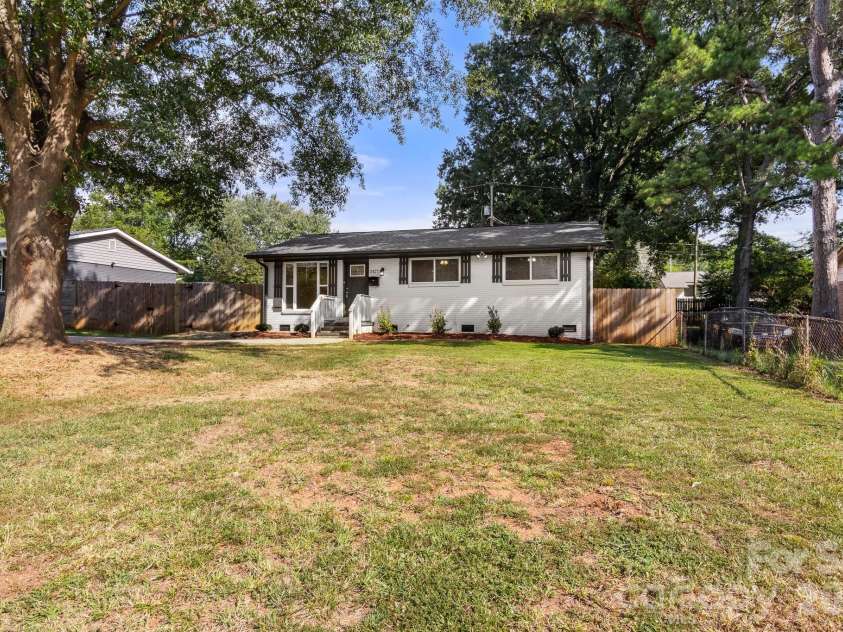 2427 Carrington Court, Charlotte, NC 28208.  MLS# CAR4426258, YatesRealty ID 52332. 