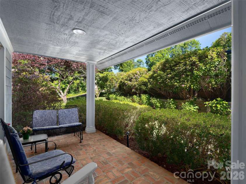 177 Skyview Circle, Asheville, NC 28804.  MLS# CAR4427276, YatesRealty ID 52333. 