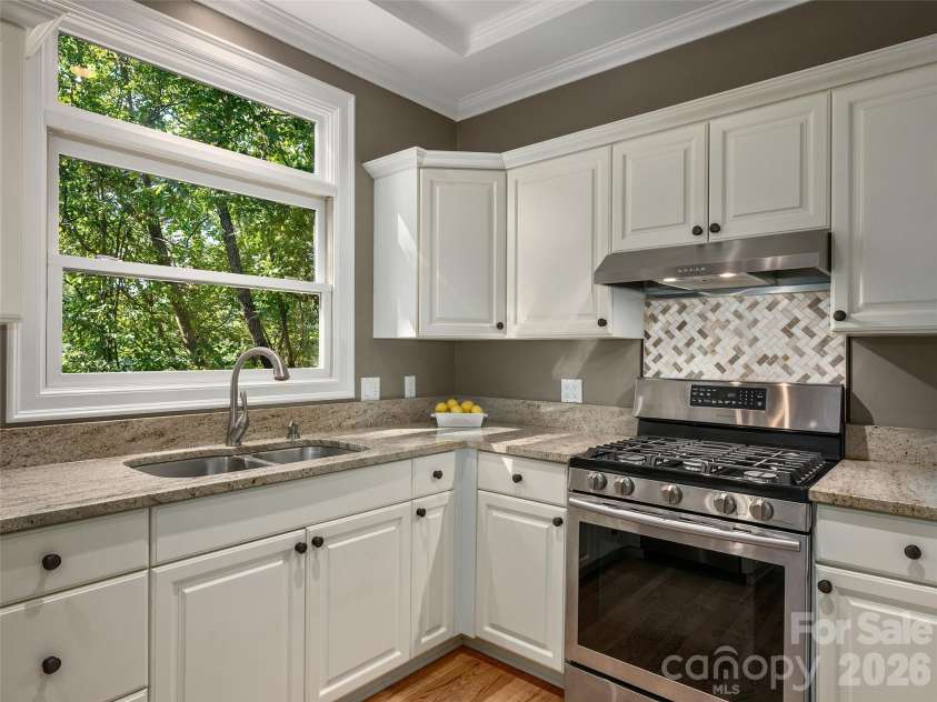 177 Skyview Circle, Asheville, NC 28804.  MLS# CAR4427276, YatesRealty ID 52333. 