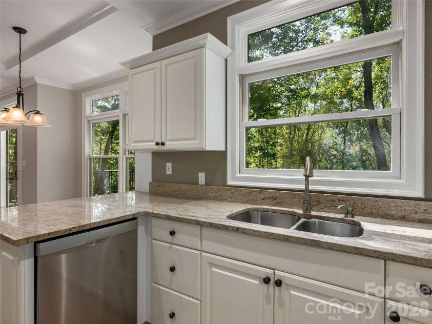 177 Skyview Circle, Asheville, NC 28804.  MLS# CAR4427276, YatesRealty ID 52333. 
