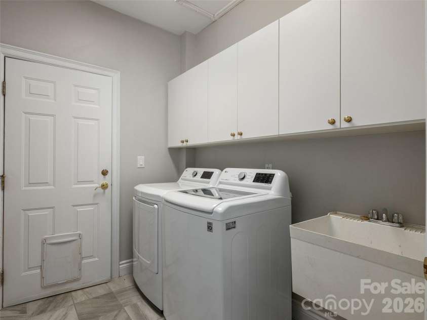 177 Skyview Circle, Asheville, NC 28804.  MLS# CAR4427276, YatesRealty ID 52333. 
