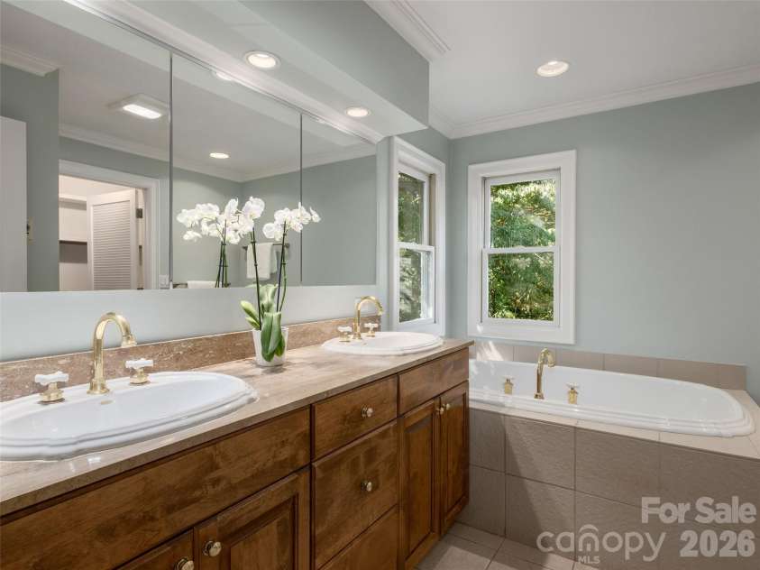 177 Skyview Circle, Asheville, NC 28804.  MLS# CAR4427276, YatesRealty ID 52333. 