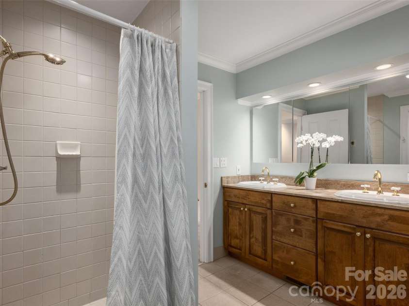 177 Skyview Circle, Asheville, NC 28804.  MLS# CAR4427276, YatesRealty ID 52333. 