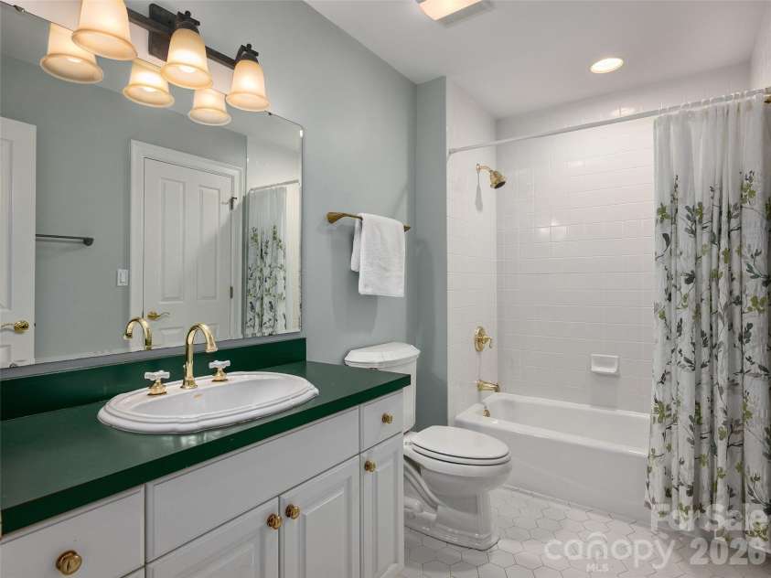 177 Skyview Circle, Asheville, NC 28804.  MLS# CAR4427276, YatesRealty ID 52333. 