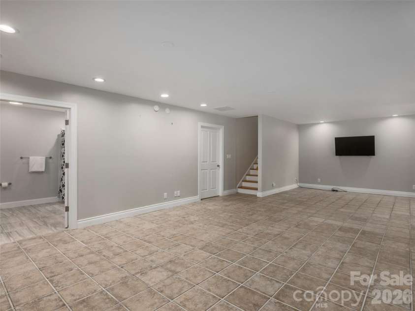177 Skyview Circle, Asheville, NC 28804.  MLS# CAR4427276, YatesRealty ID 52333. 