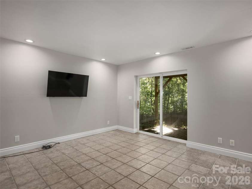 177 Skyview Circle, Asheville, NC 28804.  MLS# CAR4427276, YatesRealty ID 52333. 