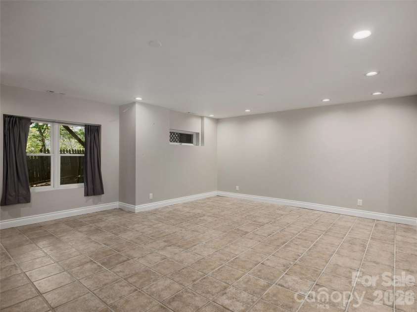 177 Skyview Circle, Asheville, NC 28804.  MLS# CAR4427276, YatesRealty ID 52333. 