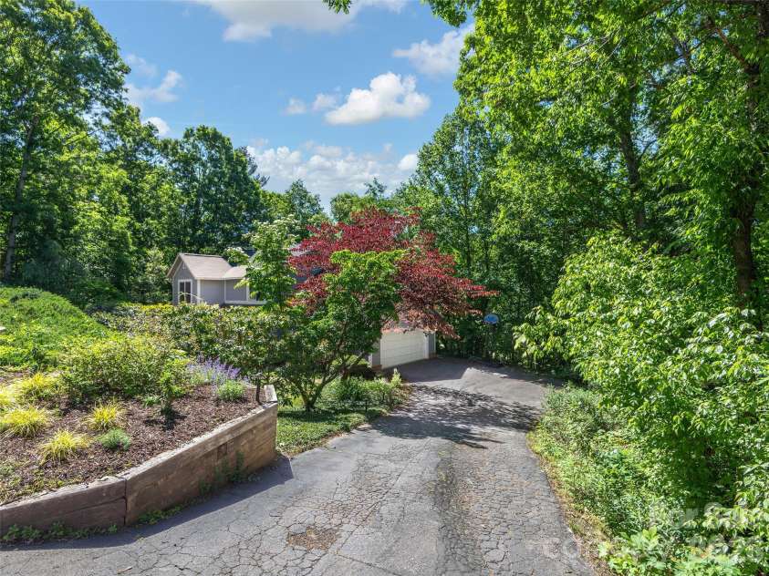 177 Skyview Circle, Asheville, NC 28804.  MLS# CAR4427276, YatesRealty ID 52333. 
