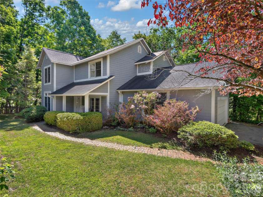 177 Skyview Circle, Asheville, NC 28804.  MLS# CAR4427276, YatesRealty ID 52333. 