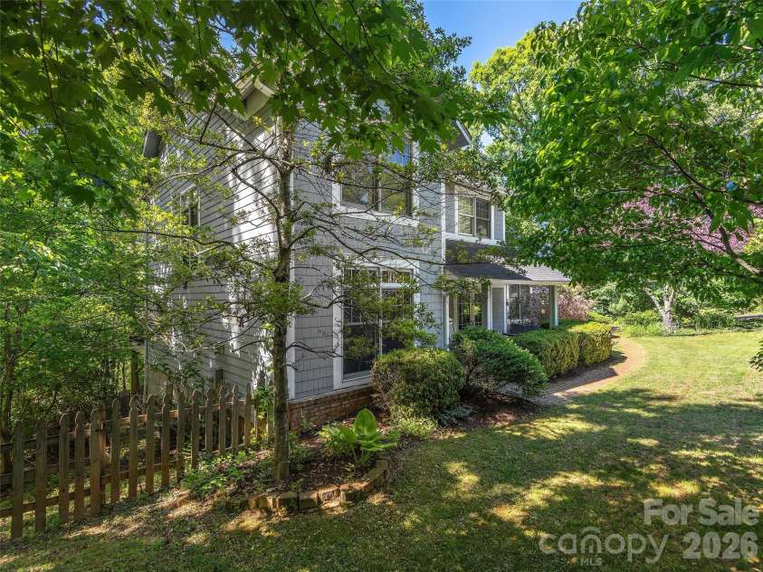 177 Skyview Circle, Asheville, NC 28804.  MLS# CAR4427276, YatesRealty ID 52333. 