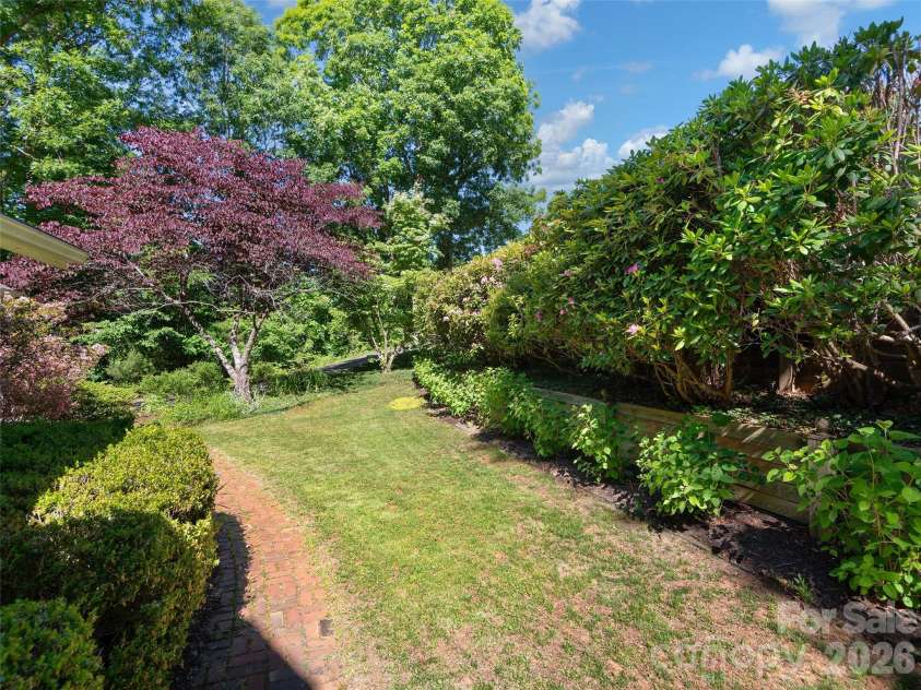 177 Skyview Circle, Asheville, NC 28804.  MLS# CAR4427276, YatesRealty ID 52333. 