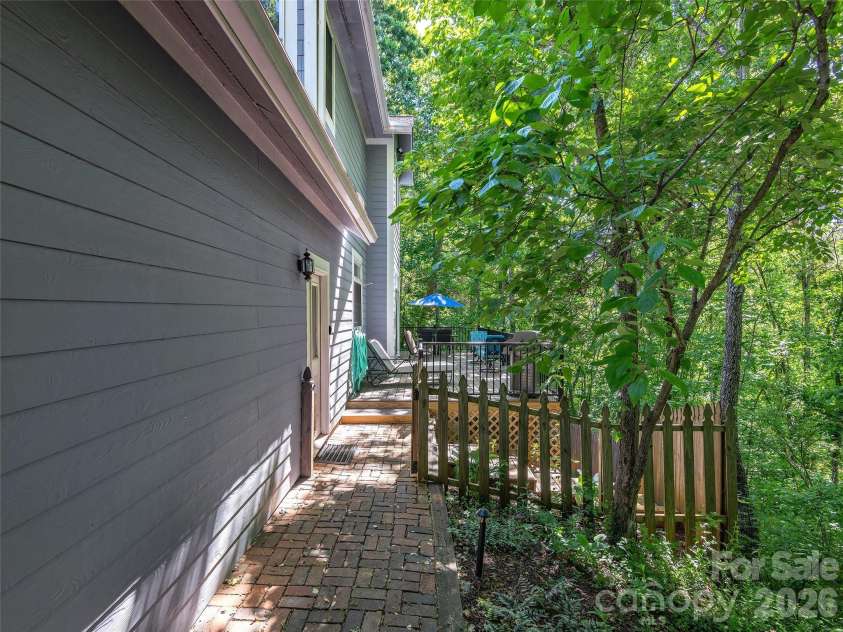 177 Skyview Circle, Asheville, NC 28804.  MLS# CAR4427276, YatesRealty ID 52333. 
