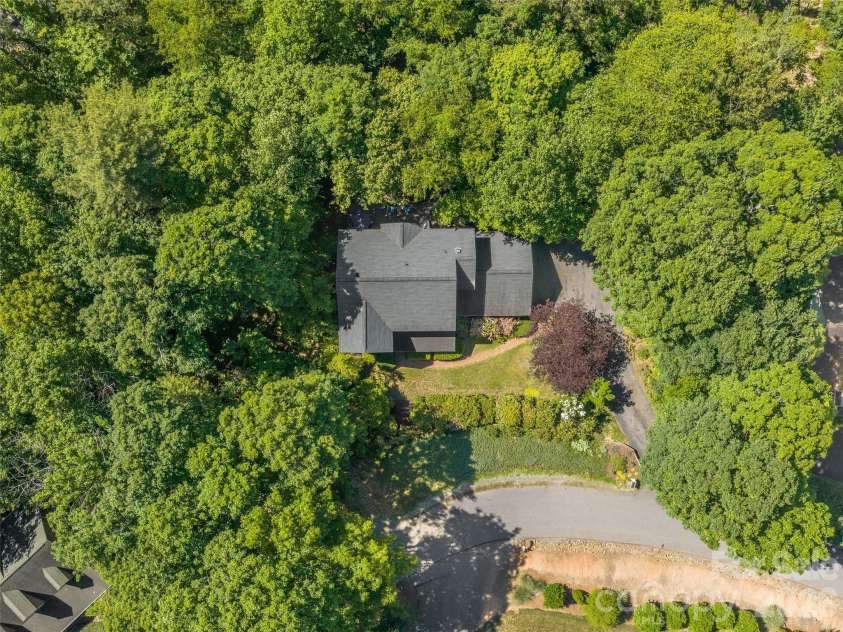 177 Skyview Circle, Asheville, NC 28804.  MLS# CAR4427276, YatesRealty ID 52333. 