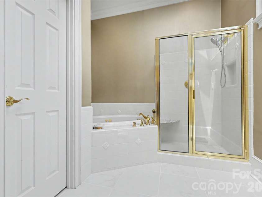 4320 Doverstone Lane, Greensboro, NC 27407.  MLS# CAR4426044, YatesRealty ID 52340. 