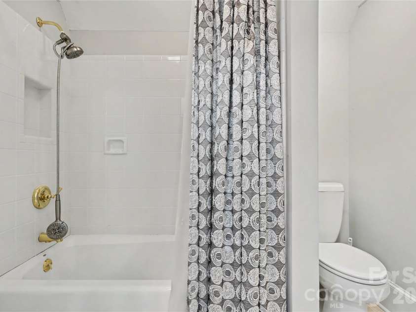 4320 Doverstone Lane, Greensboro, NC 27407.  MLS# CAR4426044, YatesRealty ID 52340. 