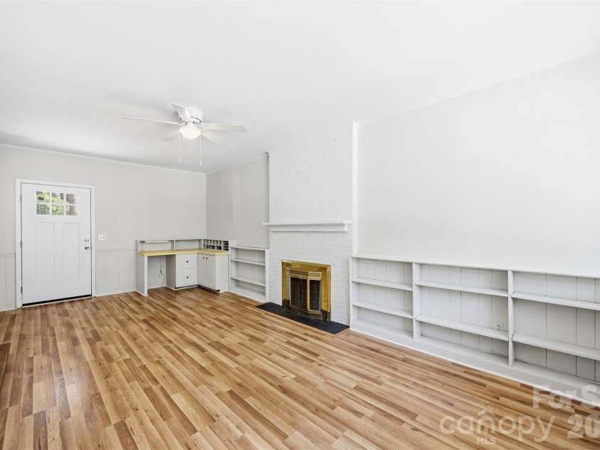 1400 Lynhurst Drive, Gastonia, NC 28054.  MLS# CAR4426246, YatesRealty ID 52341. 