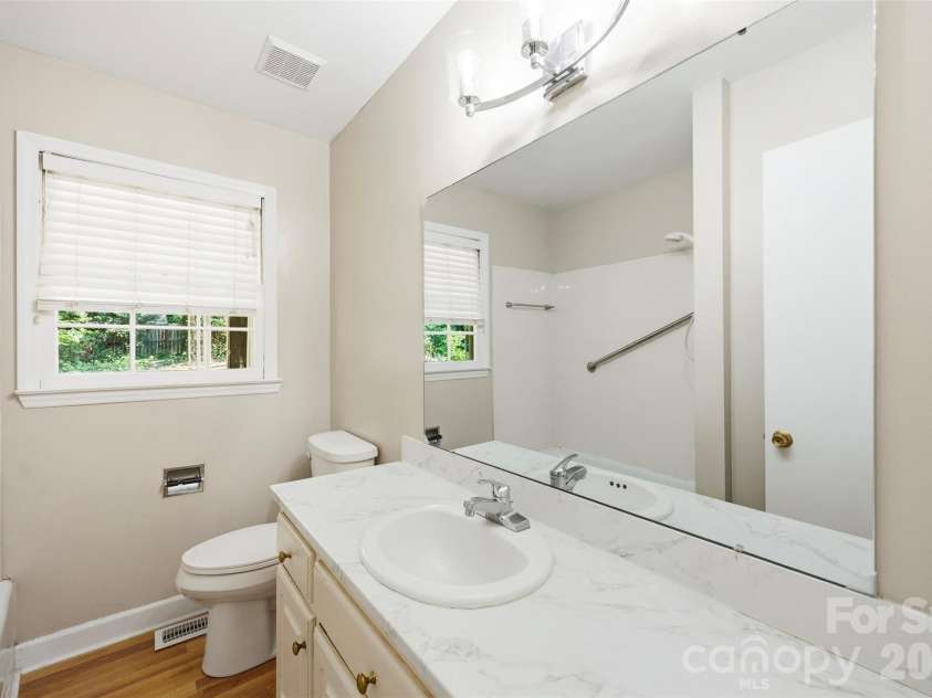 1400 Lynhurst Drive, Gastonia, NC 28054.  MLS# CAR4426246, YatesRealty ID 52341. 