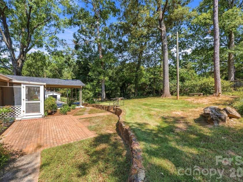 1400 Lynhurst Drive, Gastonia, NC 28054.  MLS# CAR4426246, YatesRealty ID 52341. 