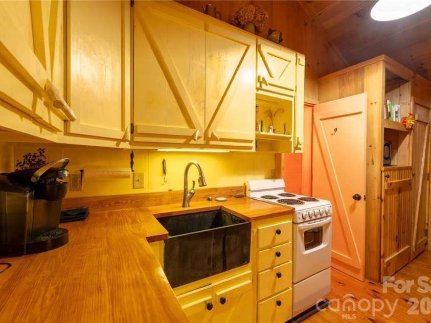 151 Red Tailed Hawk Road, Banner Elk, NC 28604.  MLS# CAR4427240, YatesRealty ID 52343. 