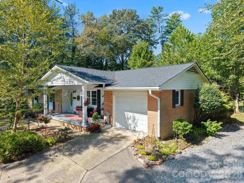 51 Parkview Drive, Brevard, NC 28712.  MLS# CAR4426736, YatesRealty ID 52349. 