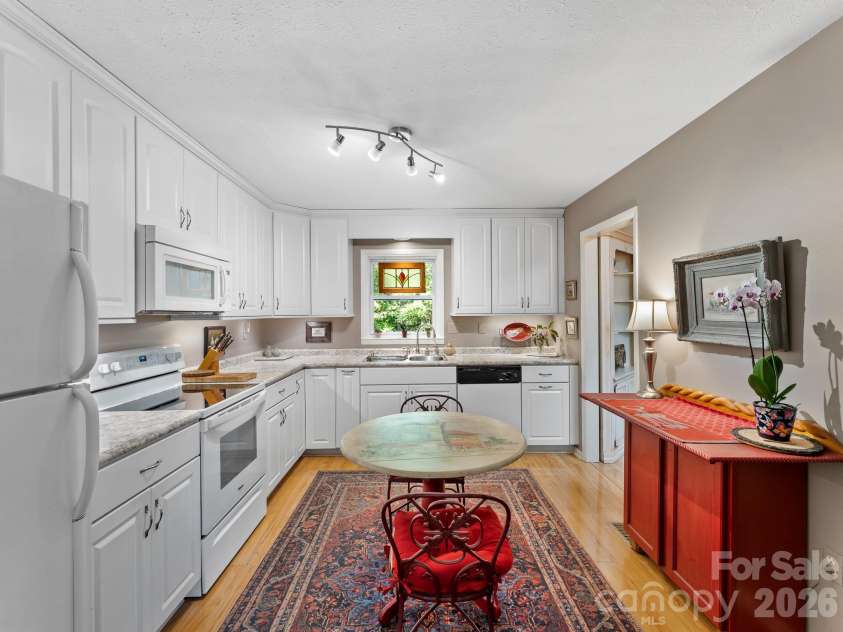 51 Parkview Drive, Brevard, NC 28712.  MLS# CAR4426736, YatesRealty ID 52349. 