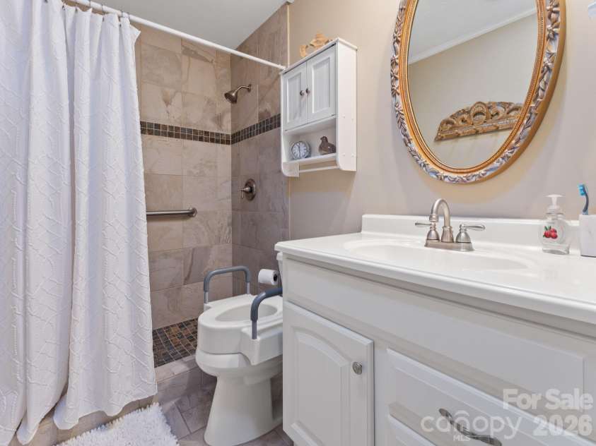 51 Parkview Drive, Brevard, NC 28712.  MLS# CAR4426736, YatesRealty ID 52349. 