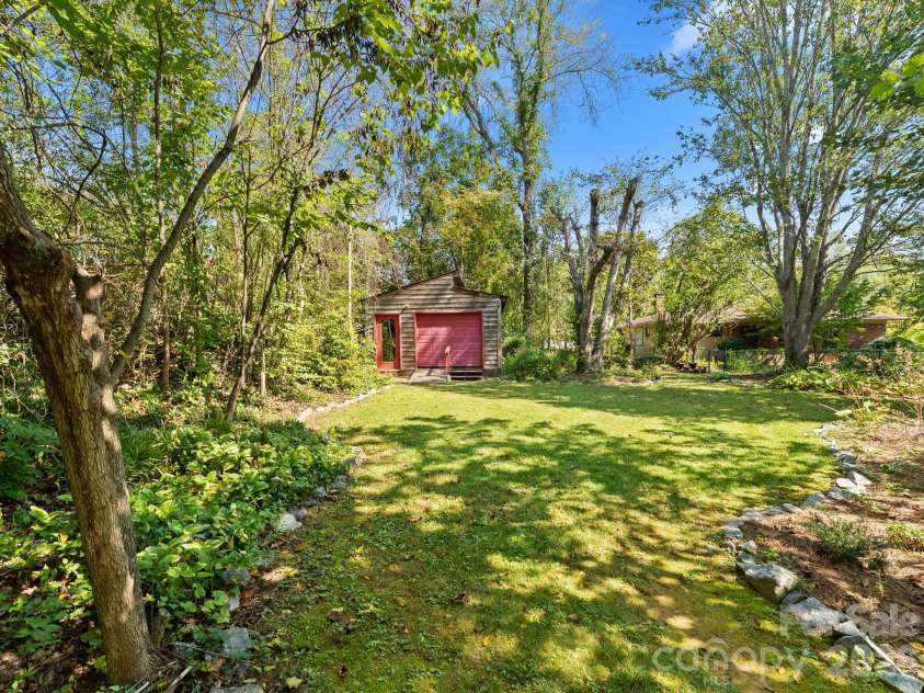 51 Parkview Drive, Brevard, NC 28712.  MLS# CAR4426736, YatesRealty ID 52349. 