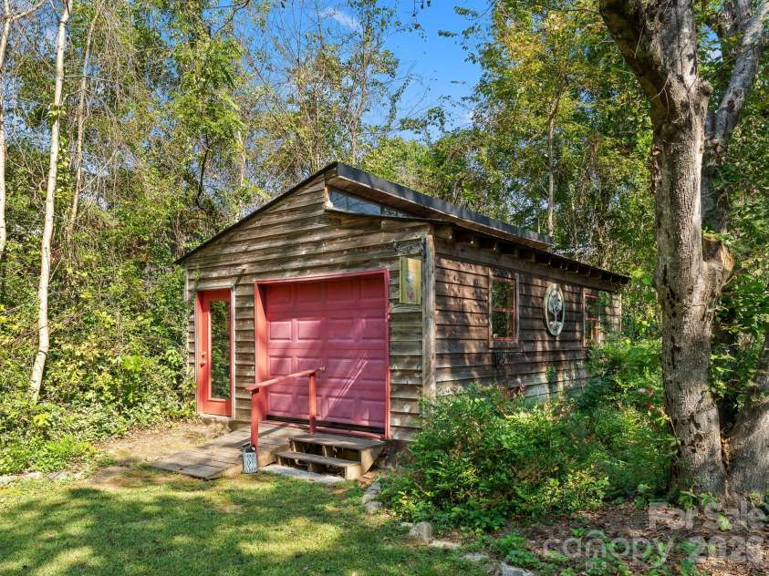 51 Parkview Drive, Brevard, NC 28712.  MLS# CAR4426736, YatesRealty ID 52349. 