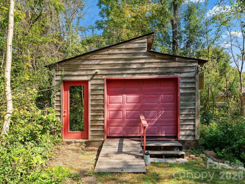 51 Parkview Drive, Brevard, NC 28712.  MLS# CAR4426736, YatesRealty ID 52349. 