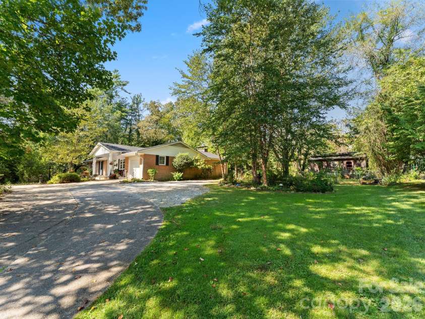 51 Parkview Drive, Brevard, NC 28712.  MLS# CAR4426736, YatesRealty ID 52349. 
