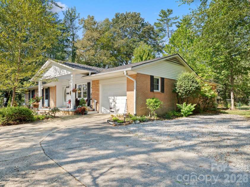 51 Parkview Drive, Brevard, NC 28712.  MLS# CAR4426736, YatesRealty ID 52349. 