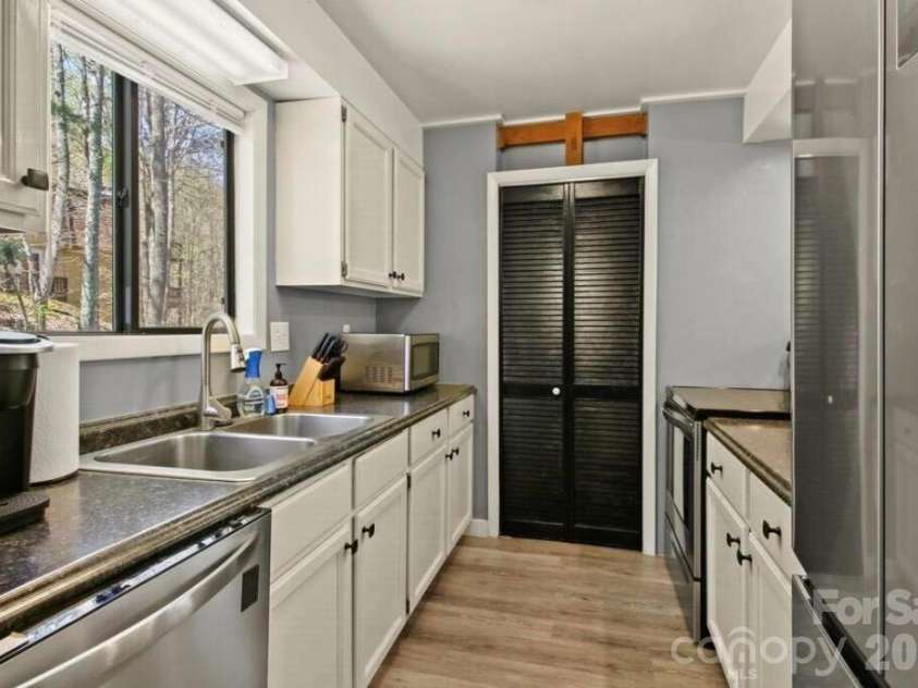26 Pinetop Circle, Banner Elk, NC 28604.  MLS# CAR4427311, YatesRealty ID 52350. 