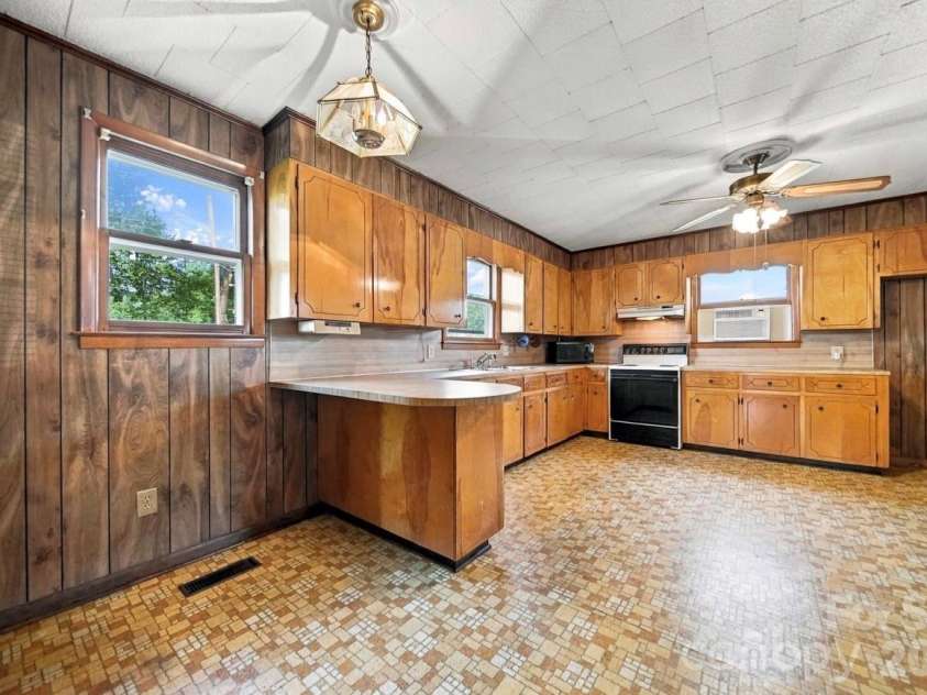 3140 Main Street, Claremont, NC 28610.  MLS# CAR4424661, YatesRealty ID 52351. 