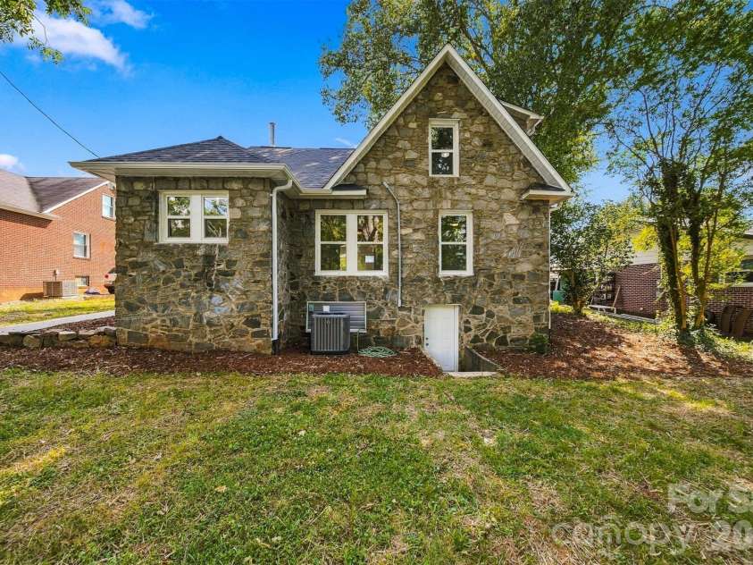 436 Green Street, Morganton, NC 28655.  MLS# CAR4426921, YatesRealty ID 52356. 