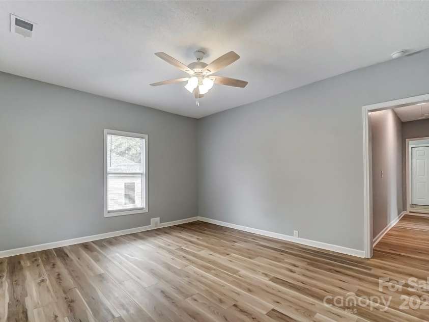 423 Oak Street, Gastonia, NC 28054.  MLS# CAR4206712, YatesRealty ID 5236. 