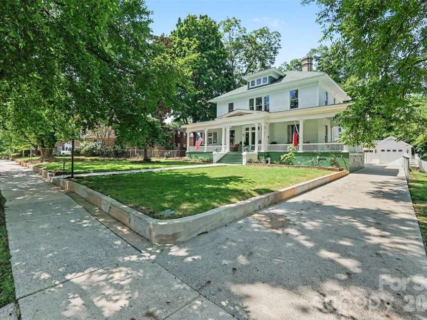 624 Walnut Street, Statesville, NC 28677.  MLS# CAR4396029, YatesRealty ID 52364. 