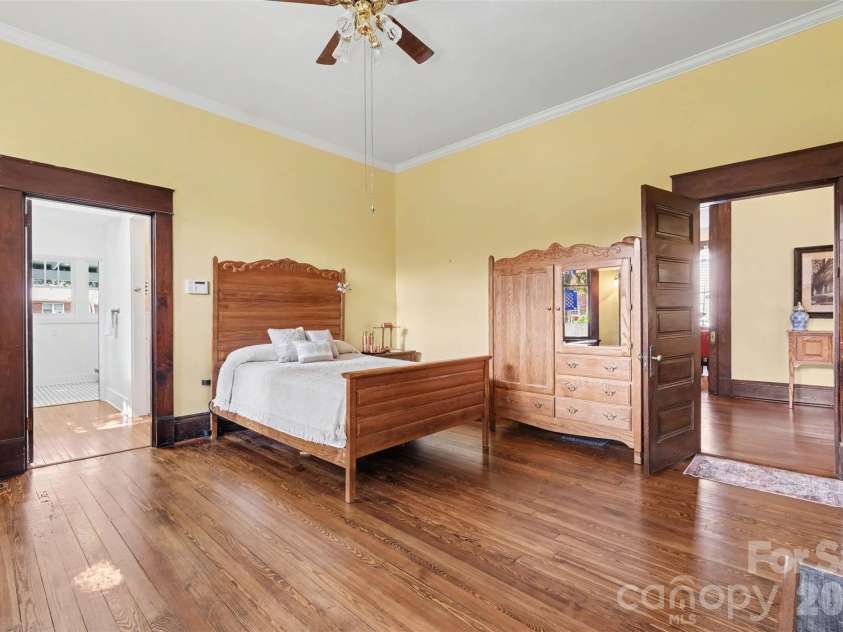 624 Walnut Street, Statesville, NC 28677.  MLS# CAR4396029, YatesRealty ID 52364. 