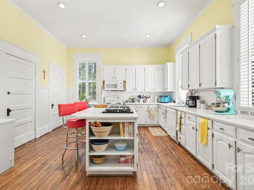624 Walnut Street, Statesville, NC 28677.  MLS# CAR4396029, YatesRealty ID 52364. 